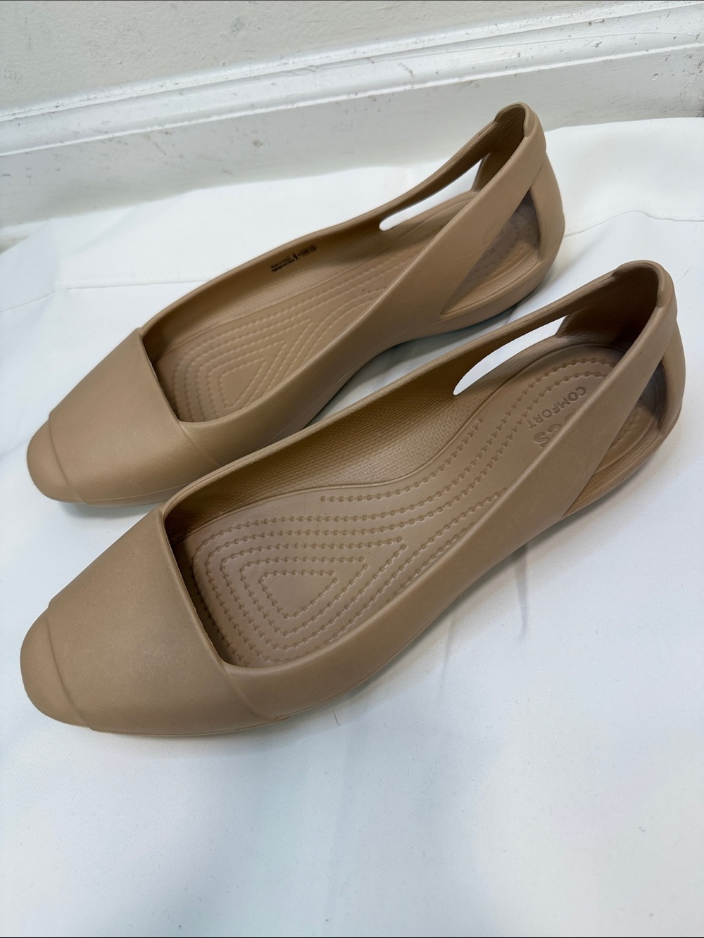 CROCS WOMEN SIENNA FLAT  W BELLIES SANDAL!